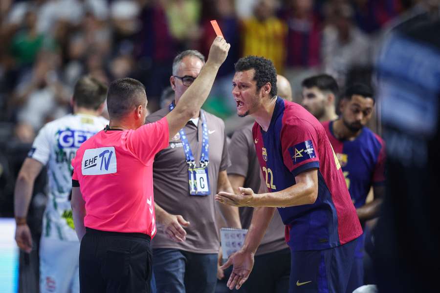 Petrus protesta su expulsión durante la semifinal ante el Magdeburgo