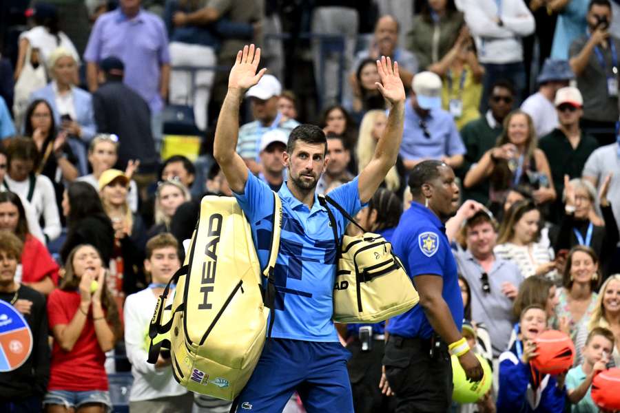 Novak Djokovic agradece ao público após a sua eliminação no Open dos Estados Unidos