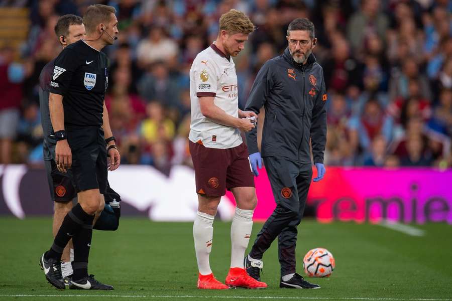 De Bruyne verlaat het veld tijdens de wedstrijd tegen Burnley