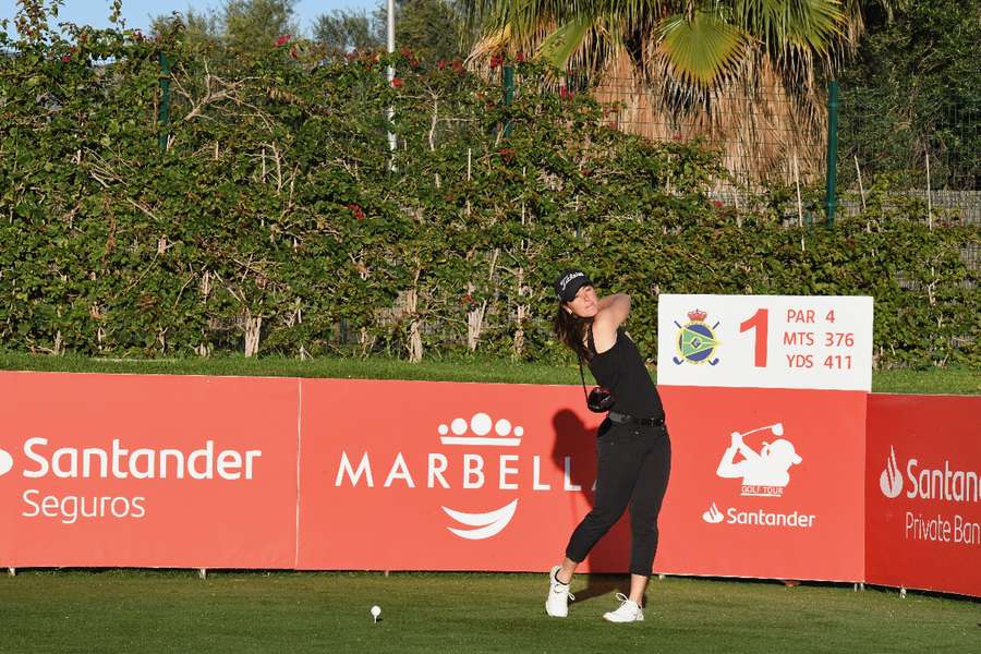 Nuria Iturrioz, vigente campeona, saliendo desde el tee del 1