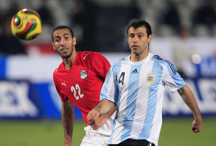 Mohamed Aboutrika au duel avec Javier Mascherano lors du match amical entre l'Égypte et l'Argentine, le 26 mars 2008 au Caire