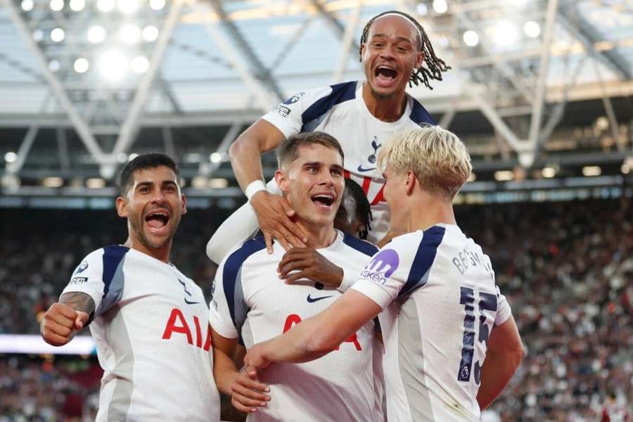 Debutant Simons asistoval na vítězný gól Tottenhamu. Je to speciální moment, ví mladík