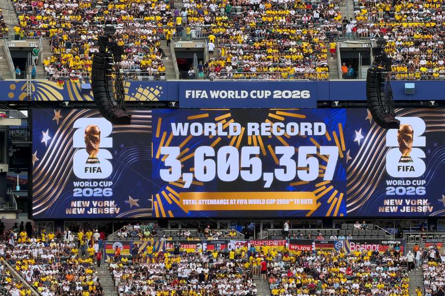 Momento que a FIFA anunciou a quebra do recorde nos telões do MetLife Stadium