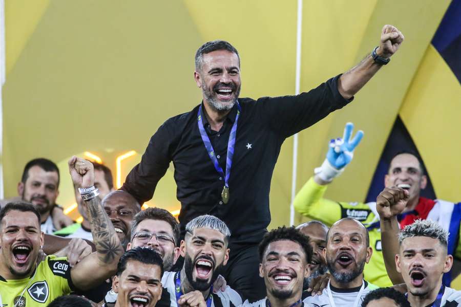 Los jugadores del Botafogo celebran con Artur Jorge tras ganar el Brasileirão