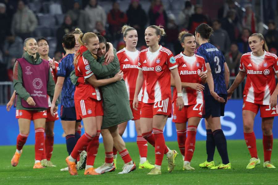 Die Bayer-Spielerinnen feiern nach dem späten Sieg.