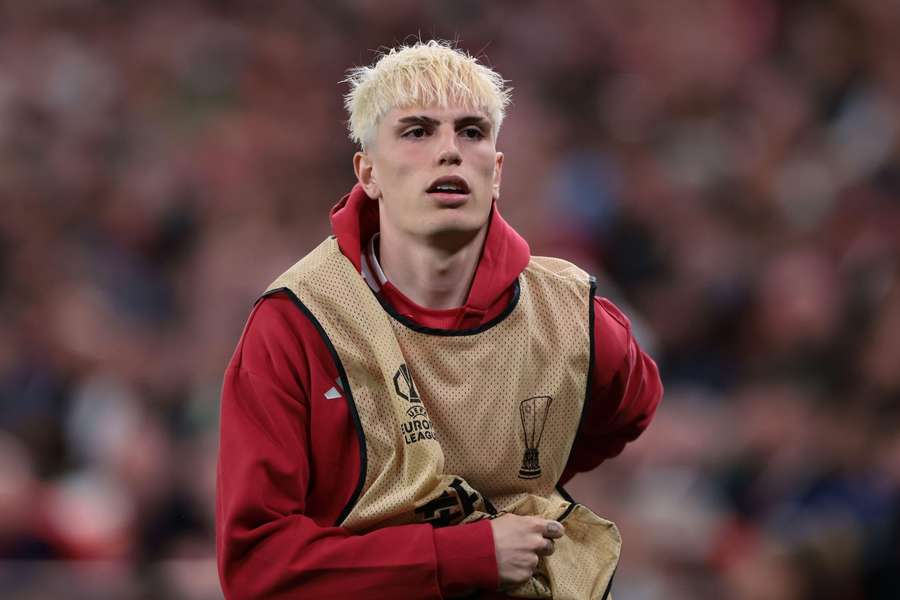 Garnacho warms during the final of 2025 Europa League