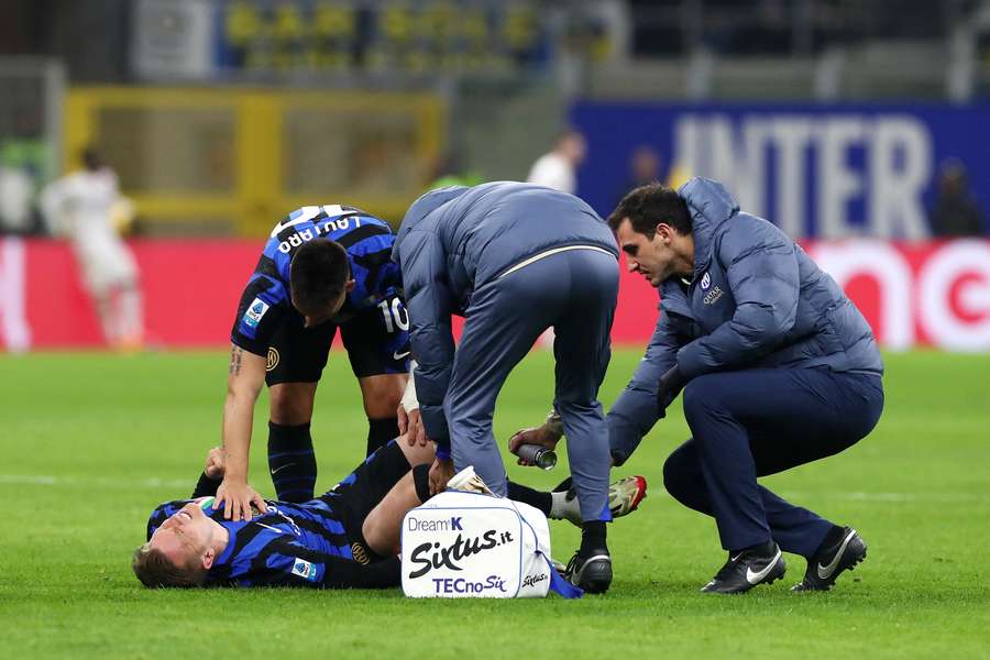 Piotr Zielinski saiu lesionado diante do Monza