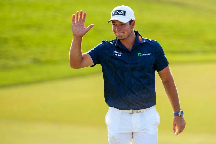 Hovland acknowledges the fans after winning the Memorial Tournament