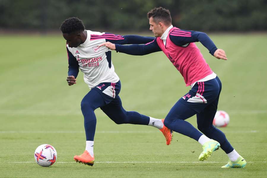 Jogadores do Arsenal treinam para enfrentar o Southampton