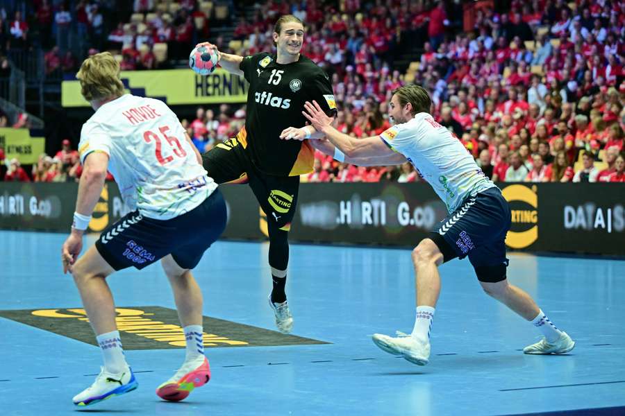 Hat mit Deutschland einen ersten Matchball fürs Halbfinale: Juri Knorr (Mitte).