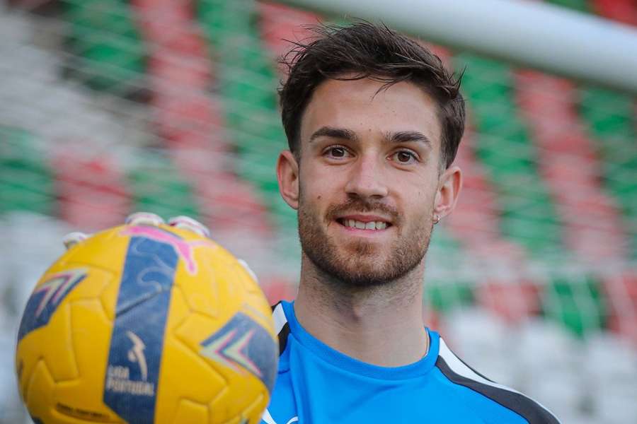 Alfonso Pastor assina pelo Marítimo