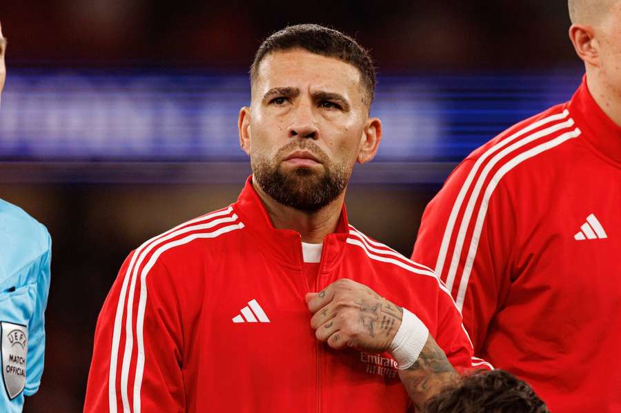 Otamendi w barwach Benfiki Otamendi w barwach Benfiki