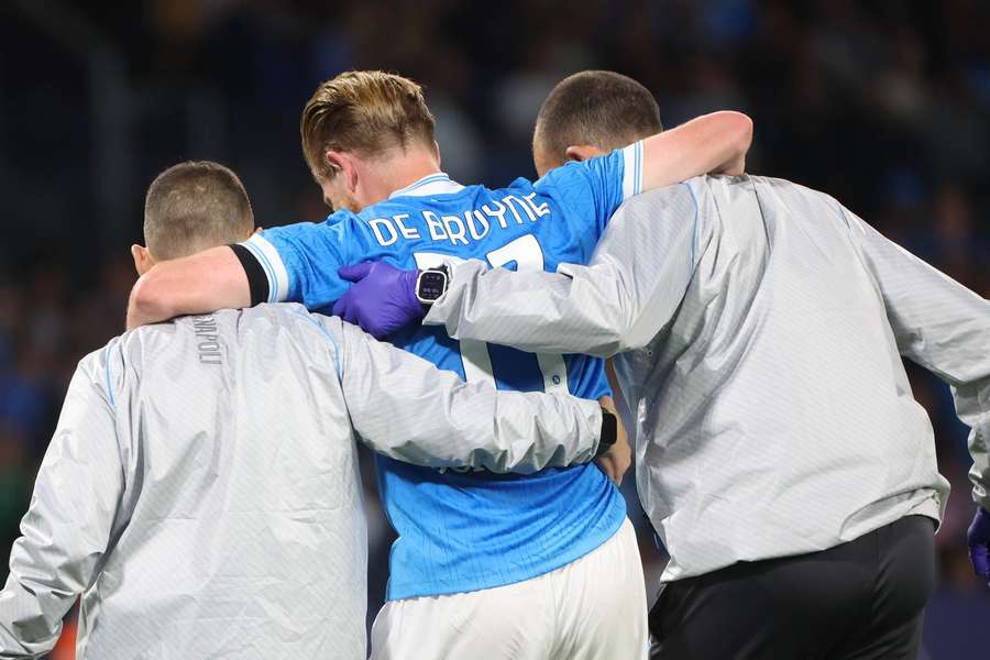 Kevin De Bruyne (34) doznał poważnej kontuzji w meczu z Interem tuż po wykonaniu rzutu karnego. Kevin De Bruyne (34) doznał poważnej kontuzji w meczu z Interem tuż po wykonaniu rzutu karnego.