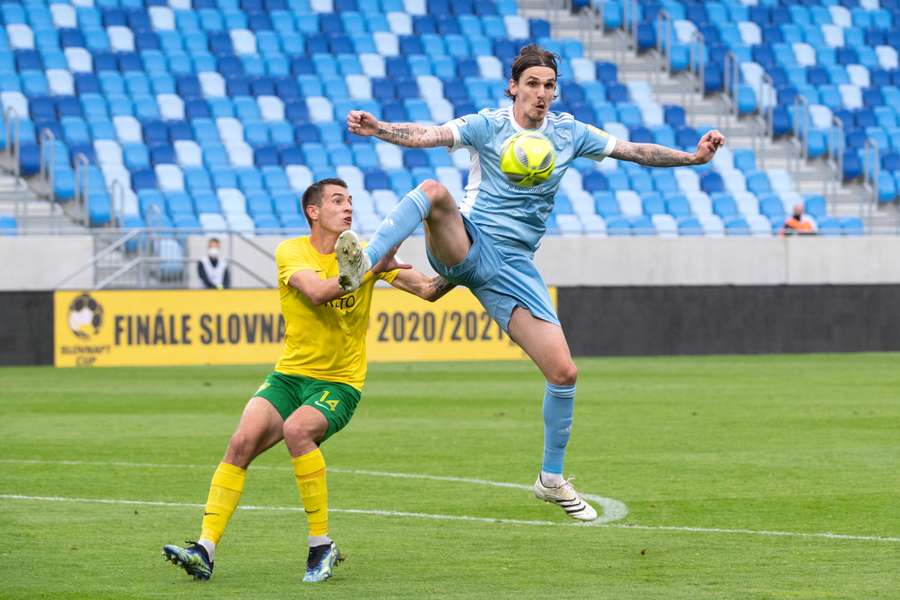 Jakub Kiwior vo finále Slovnaft Cupu v drese Žiliny.