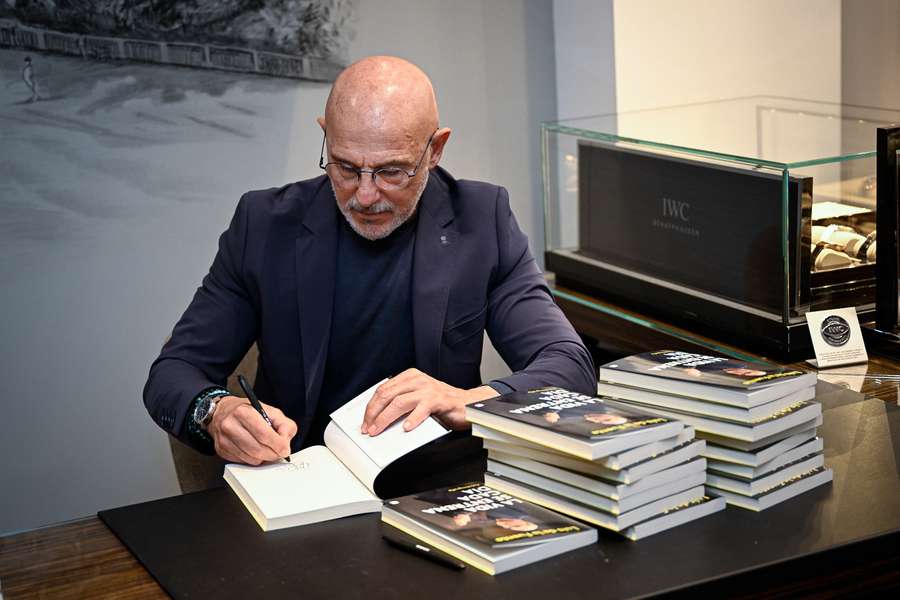 De la Fuente, firmando uno de sus libros