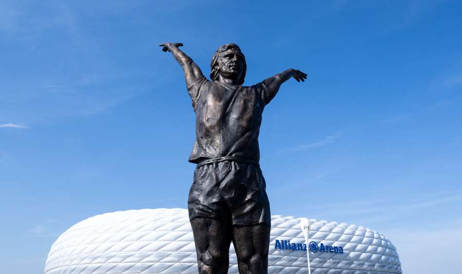Estatua de Gerd Muller cerca del estadio Allianz Arena del Bayern de Múnich