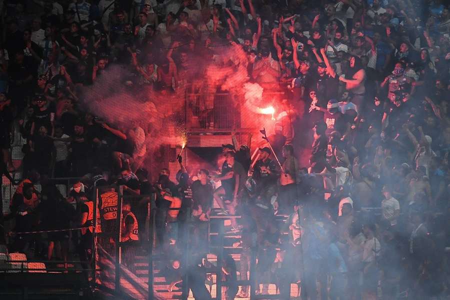 Les supporters marseillais éclatant un fumigène lors de la rencontre OM-Francfort en Ligue des champions. 