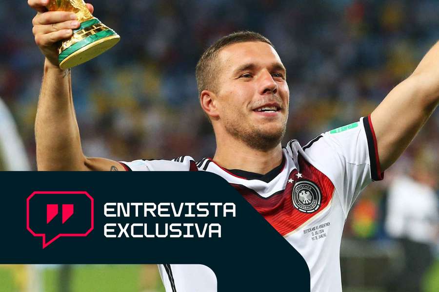 Lukas Podolski levanta o troféu após conquistar a Copa do Mundo de 2014 com a Alemanha Lukas Podolski levanta o troféu após conquistar a Copa do Mundo de 2014 com a Alemanha