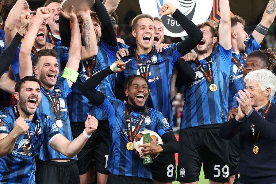 Gasperini (uiterst rechts) applaudisseert voor zijn spelers na het winnen van de Europa League-finale