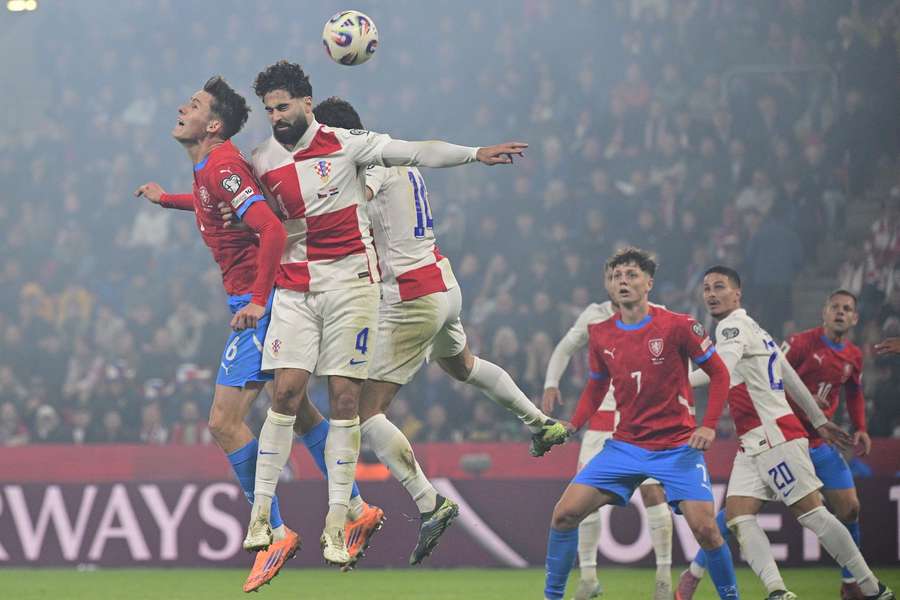 Martin Vitík a Ivan Perišič v souboji o míč.
