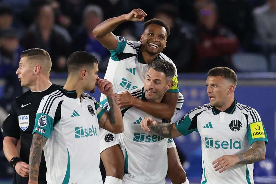 Os jogadores do Newcastle comemoram um dos gols da vitória contra o Leicester