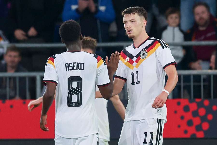 Aseko klatscht mit Pejcinovic ab. Aseko klatscht mit Pejcinovic ab.