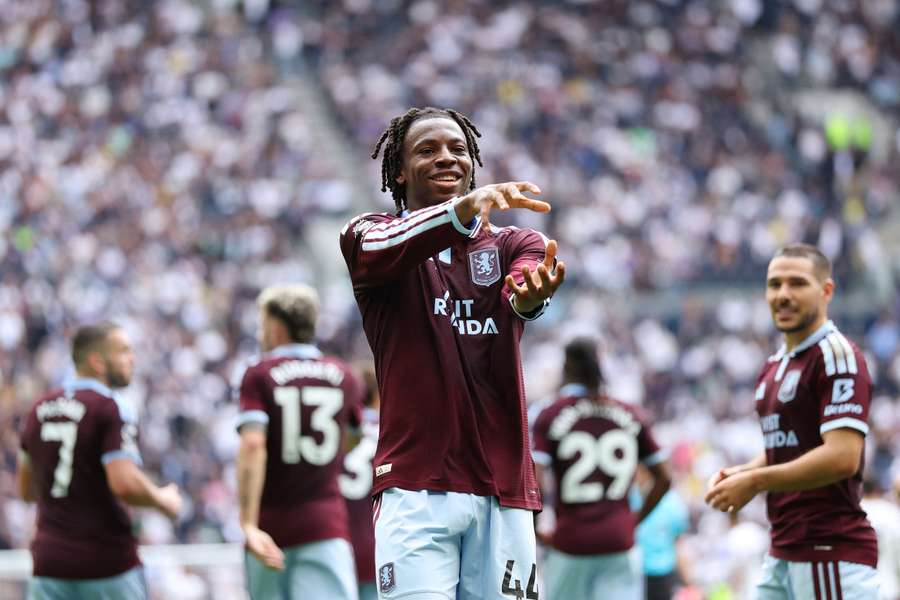 Johan Manzambi dával při výhře nad Tottenhamem první gól Aston Villy. Johan Manzambi dával při výhře nad Tottenhamem první gól Aston Villy.