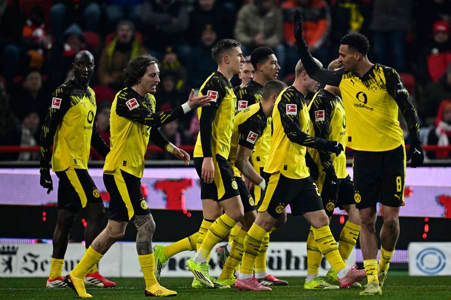 Dortmund vyhrál v Berlíně přesvědčivě 3:0. Dortmund vyhrál v Berlíně přesvědčivě 3:0.