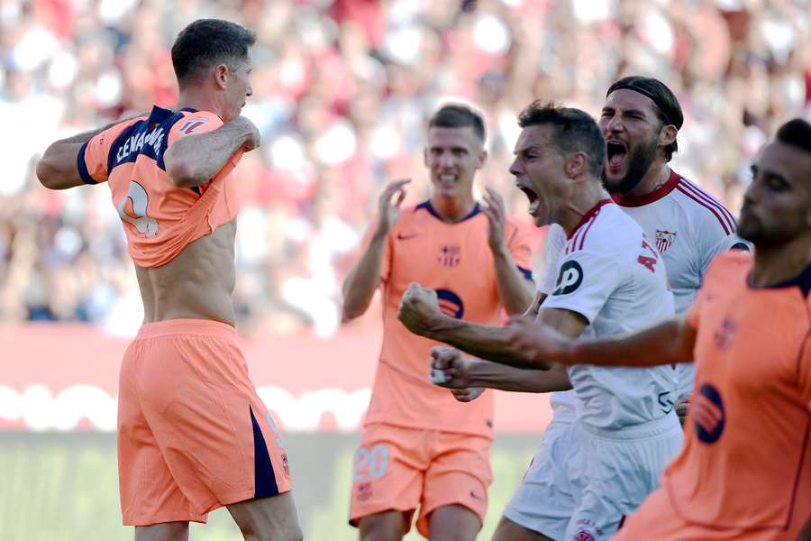 Lewandowski zmarnował rzut karny w meczu z Sevillą.