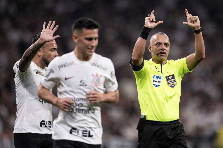 Wilton Pereira Sampaio não viu pênalti contra o Timão em Itaquera