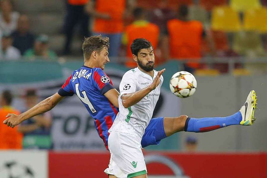 Younes Hamza, în duel cu Lukasz Szukala, în meciul dintre Steaua București și Ludogorets din play-off-ul Champions League, 2014