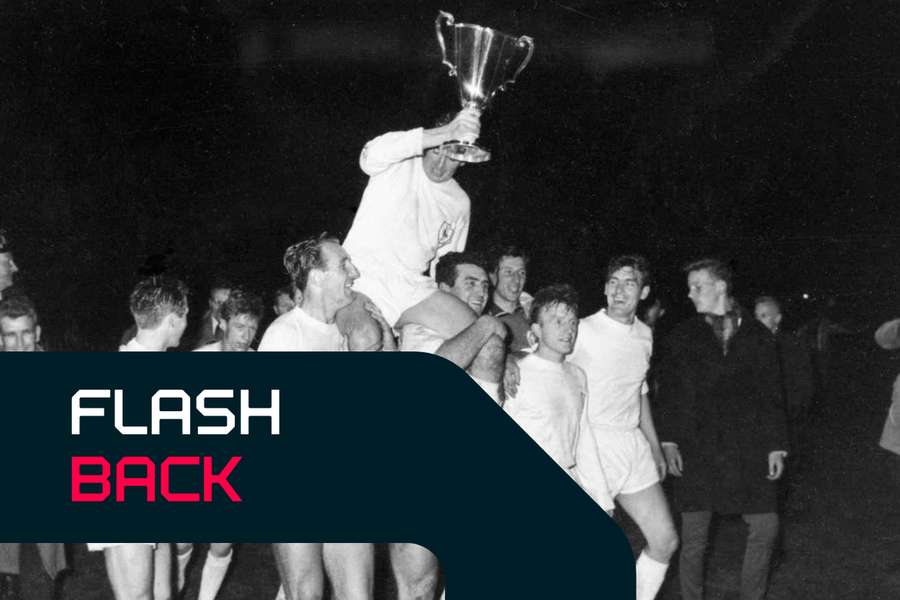Danny Blanchflower unosi w górę Puchar Zdobywców Pucharów w 1963 roku