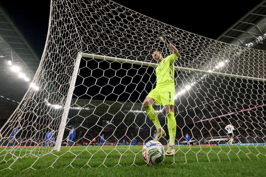 Dúbravka lovil míč ze sítě šestkrát. Dúbravka lovil míč ze sítě šestkrát.