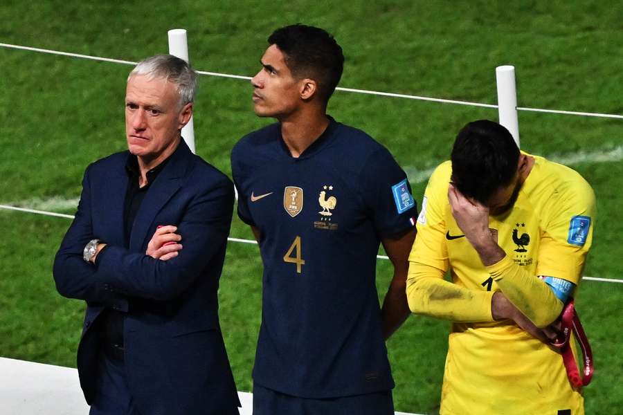 Varane zegt 'adieu' tegen 'Les Bleus'; Mancunian neemt afscheid van nationale ploeg