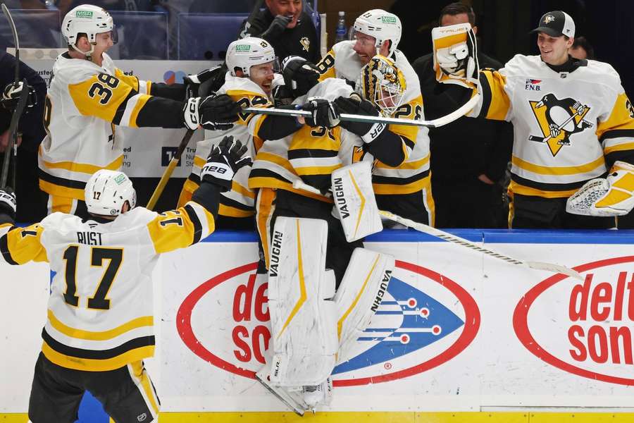Die Penguins feiern Alex Nedeljkovic