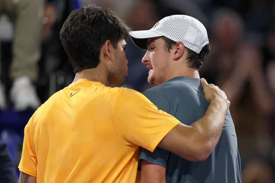 João Fonseca odbiera gratulacje od Carlosa Alcaraza po meczu w Miami