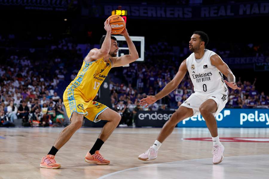 Lyles, defendiendo a Pierre Pelos en un partido de la liga acb