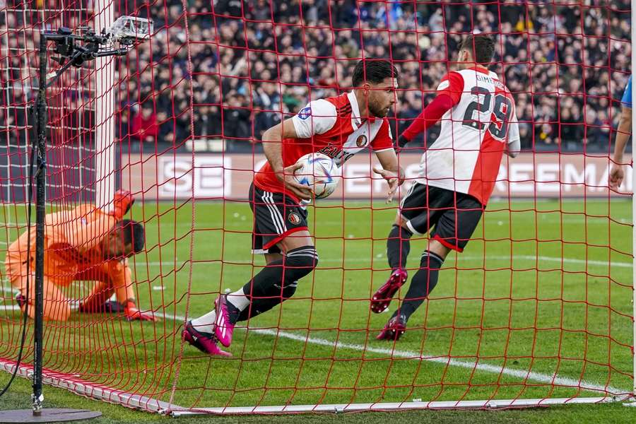 Alireza Jahanbakhsh bezorgt Feyenoord punt na 0-2 achterstand tegen tien PSV'ers