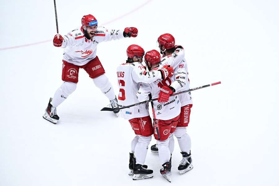 Hráči Třince slaví gól proti Pardubicím.