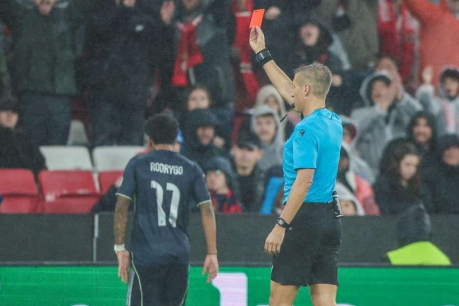 Rodrygo foi expulso e suspenso por dois jogos por insultos ao árbitro Davide Massa