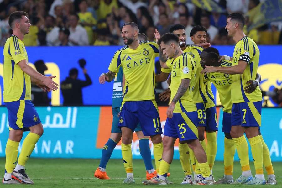 Jogadores do Al Nassr felicitam Cristiano Ronaldo pelo golo