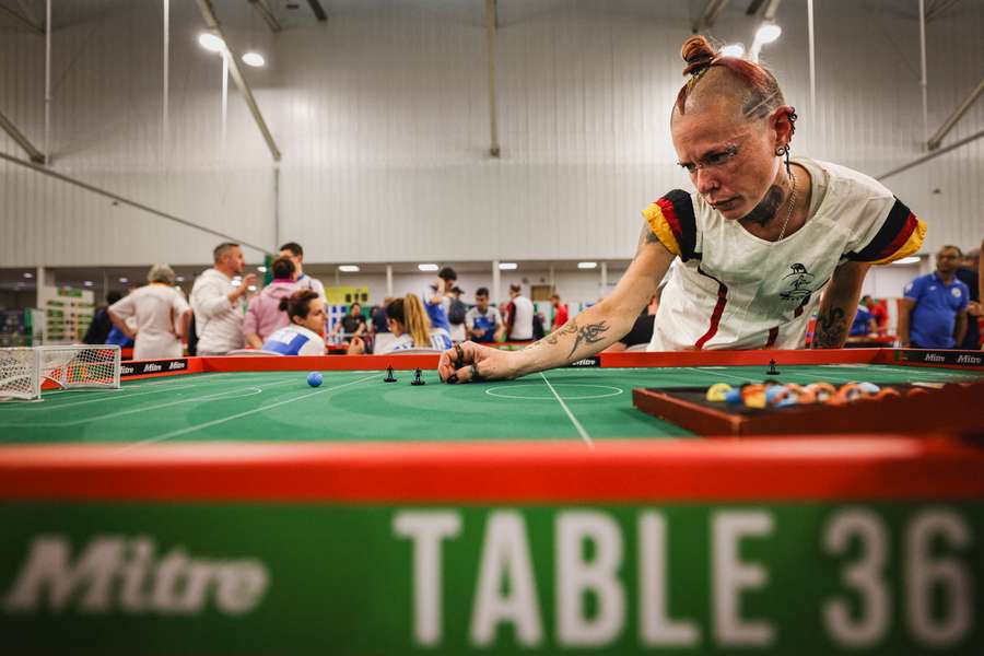 Daniela Grunberg, presidente da federação alemã de Subbuteo, treinando durante o Mundial