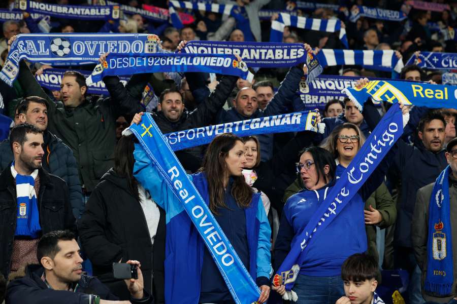 Los seguidores del Oviedo esperan que el viaje a Barcelona merezca la pena