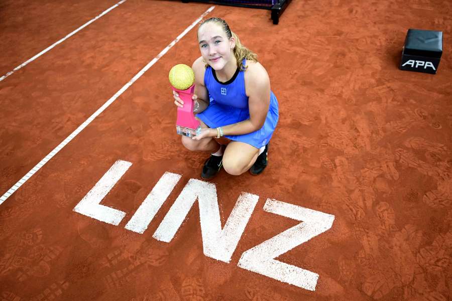 Mirra Andreeva poses with the trophy