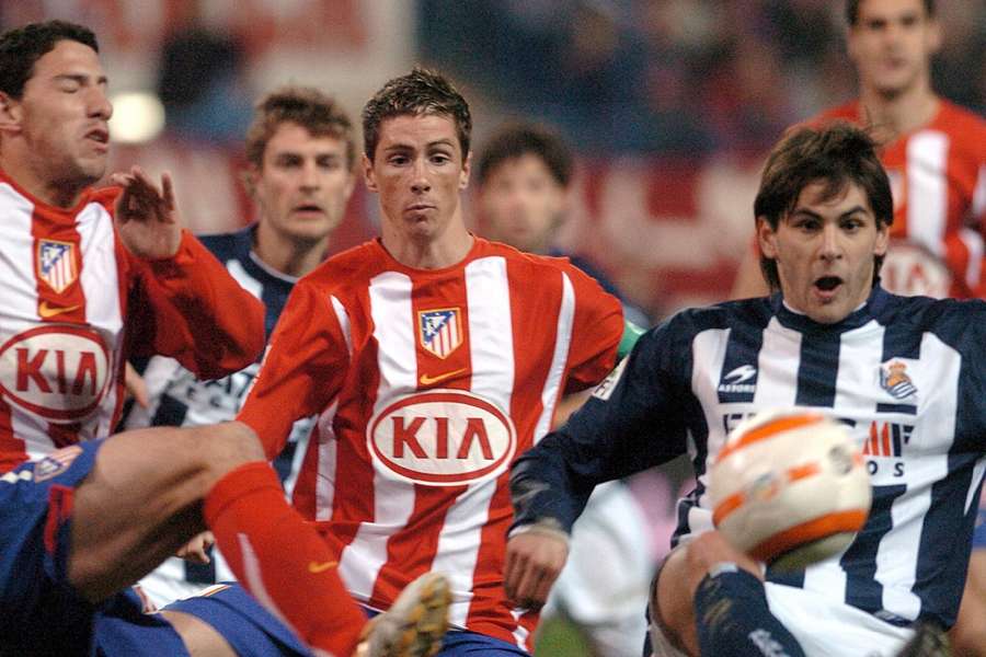Gari Uranga lucha por un balón con Fernando Torres y Maxi Rodríguez