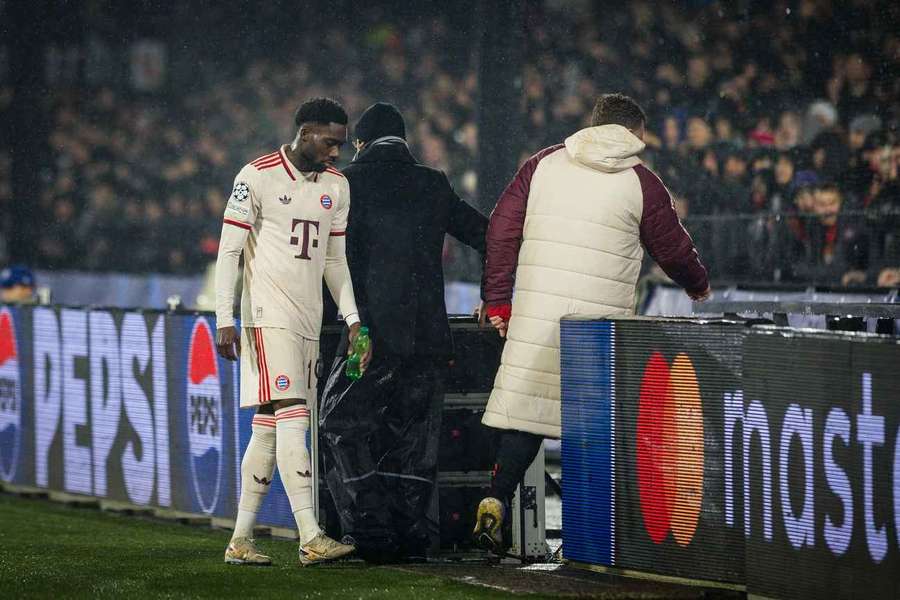 Alphonso Davies a fost înlocuit cu Raphael Guerreiro în prelungirile primei reprize din partida de UCL dintre Feyenoord și Bayern