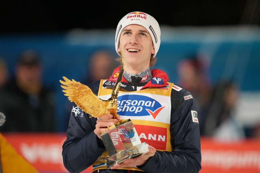 Daniel Tschofenig se zlatým orlem, trofejí pro celkového vítěze Turné čtyř můstků.