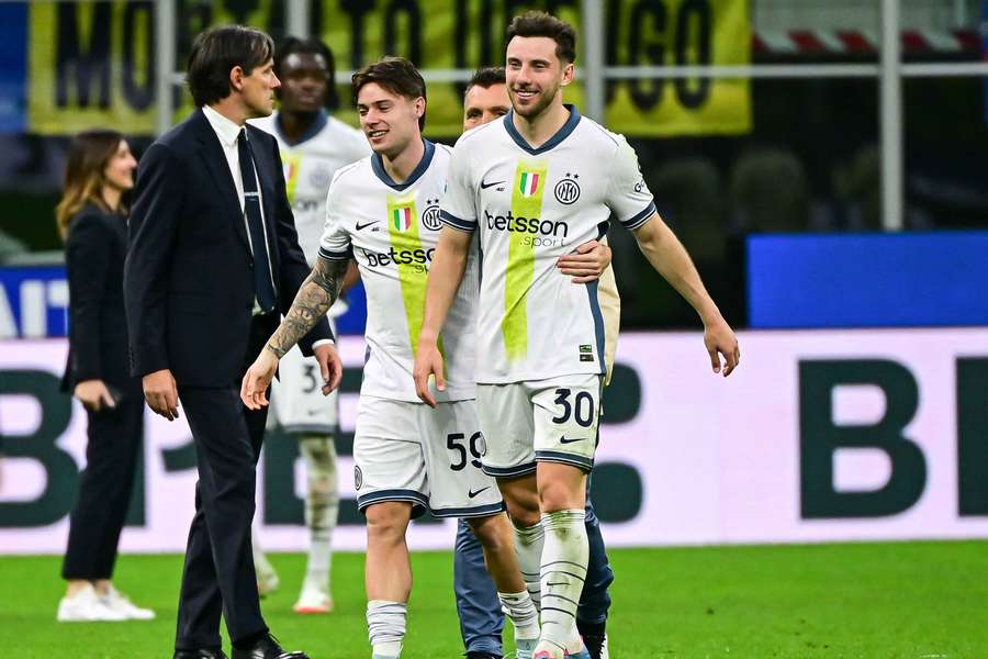 Nicola Zalewski et Carlos Augusto célébrant la victoire de l'Inter sur Cagliari le 12 avril. 