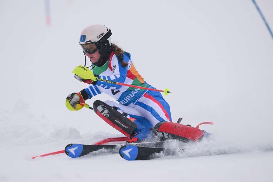 Margot Simond startuje w slalomie dziewcząt podczas Olimpijskiego Festiwalu Młodzieży Europy w lutym 2025 roku.