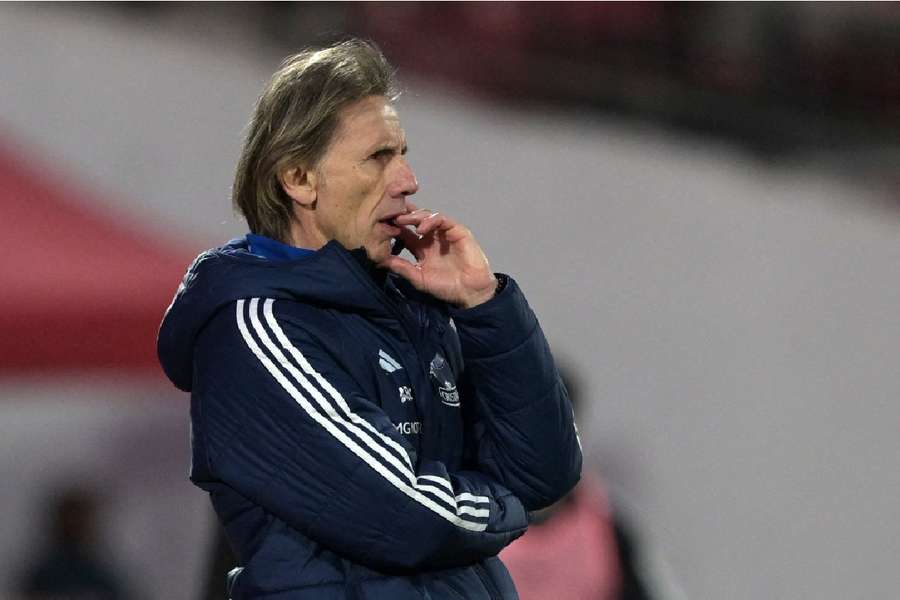 Ricardo Gareca, pensativo durante el duelo frente a Bolivia.